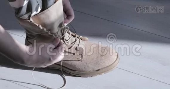 士兵`双手系鞋带. 时间推移视频