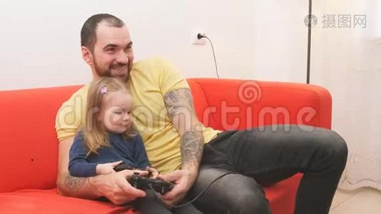 微笑的白种人的女儿和父亲玩电子游戏视频