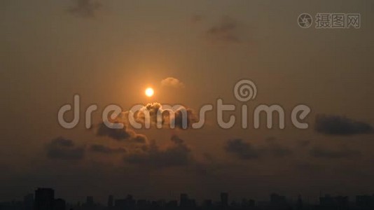 太阳在云层中升起，风在早晨吹过剪影城市视频