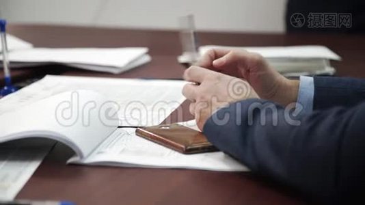 公司会议室男性手握笔.. 男人在小组会议上谈论一个关于公司的新项目视频