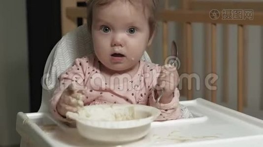 小学步的女孩吃粥。视频