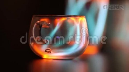 杯子里的等离子球光，桌子上的神奇发光物体，抽象的科学背景视频