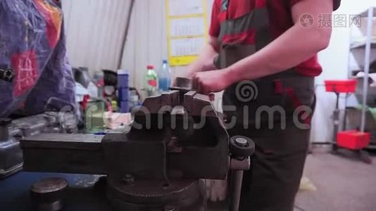 大型金属声音在木工车间的工作台上-汽车修理厂选择性聚焦。 汽车修理视频