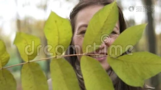 一个深褐色头发的女人的特写视频