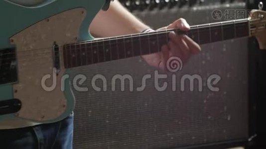 音乐家在电动吉他上演奏视频