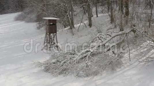 在2020年冬天，雪覆盖的高台。视频