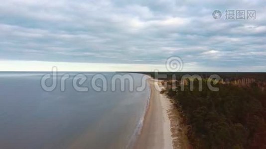拉脱维亚波罗的海Apsuciems海滩空中回旋射击视频