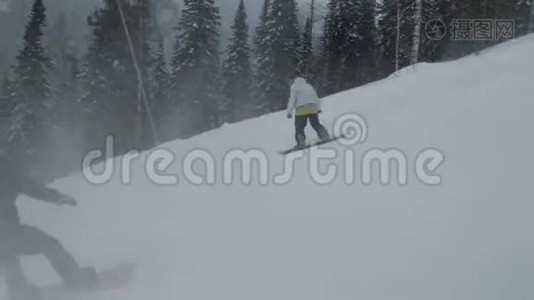 朋友们的慢动作滑雪者从山上骑。视频