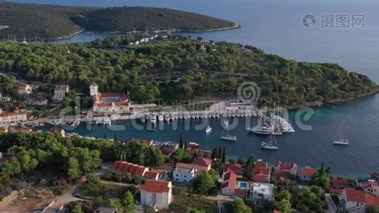 克罗地亚太阳落山时在索塔岛上的滨海马斯拉尼卡的鸟瞰图，许多帆船，橙色屋顶，阳光视频