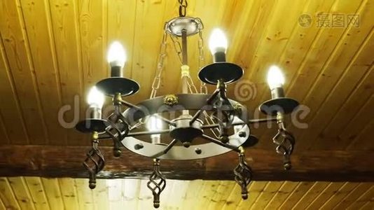 圆形的铁吊灯挂在一个木墙的房间里视频