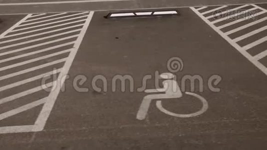 在购物中心或商场附近的沥青停车场上，可以快速看到分开的残疾标志视频