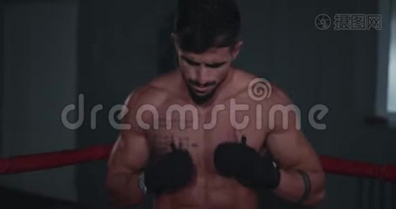 镜头前的肖像，漂亮的运动员在拳击场中间进行拳击训练视频