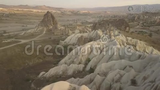 土耳其Cappadocia4k美丽的尘土飞扬的岩石地形的空中镜头视频