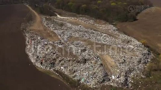 现代文明留下了大山大垃圾，覆盖了森林和田野的生态视频