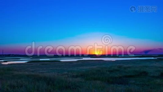 蓝色的天空随着太阳从河中掠过视频