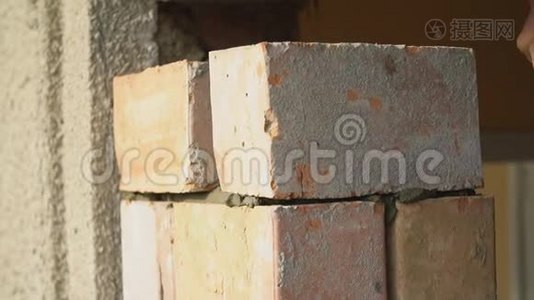 建筑工人测量墙壁的均匀度视频