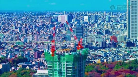 东京建筑顶部移动起重机的延时高角度长镜头视频