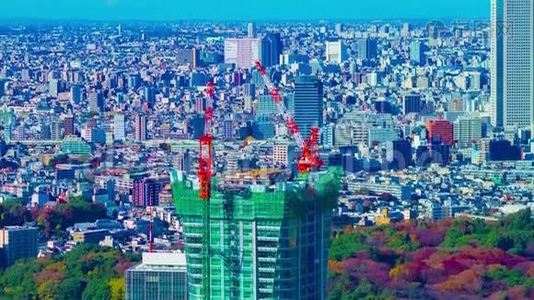 东京建筑物顶部移动起重机高角度长镜头倾斜的时间推移视频