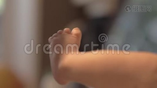 母亲用亲吻小脚表达对新生婴儿的爱视频