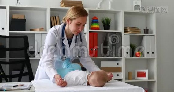 儿科医生把孩子的手臂放在桌子上。视频