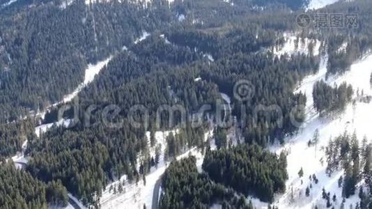 山上森林的空中镜头，有很多雪，4k视频