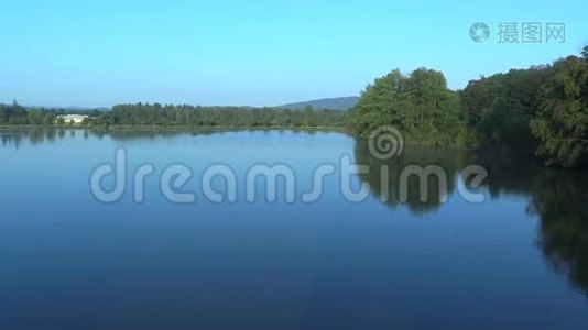 Velka Podvinice湖是一个经济农业池塘，主要养殖鲤鱼和鱼，水质优良视频