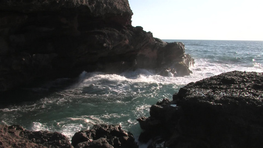 海浪冲刷海礁视频