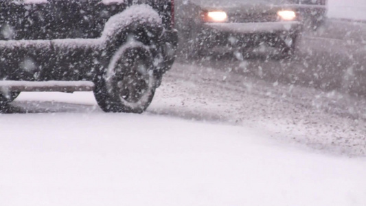暴风雪中滑路上的汽车视频