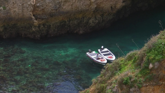 两艘船在海湾视频