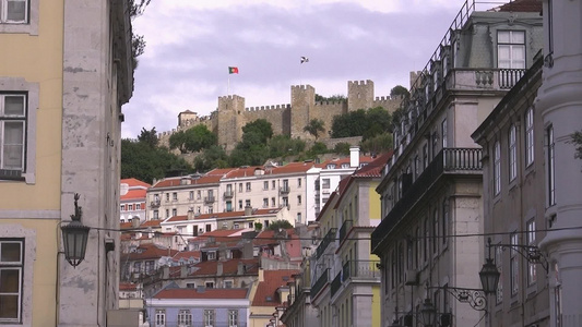 城市建筑上的旗帜视频