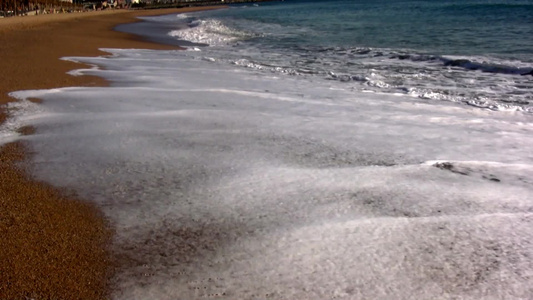 凶猛的海水冲击海滩视频