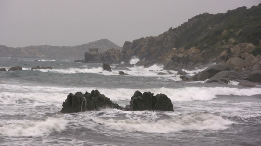 意大利第二大岛撒丁岛的海浪视频