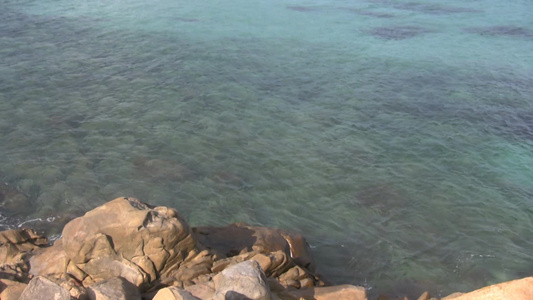 海岸下清澈的海水视频