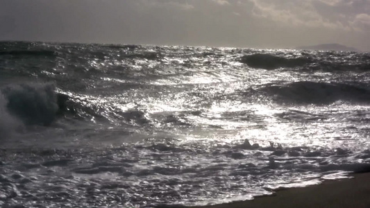 撒丁岛汹涌的海浪视频