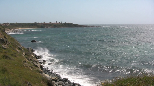 海浪拍打岸边视频