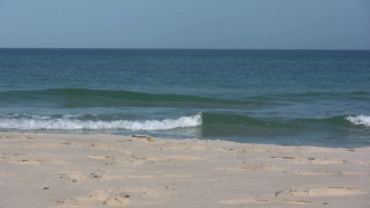 撒丁岛岸边的海浪视频