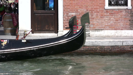 意大利威尼斯运河里的贡多拉船视频