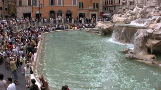 罗马教堂四河喷泉参观景点的人群视频