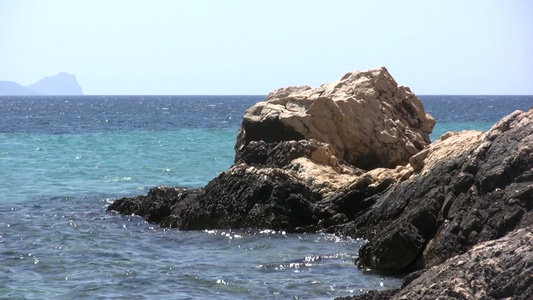 海浪拍打岩石[扑打]视频