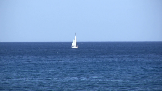 眺望海上的帆船视频