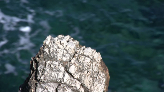 海边的岩石视频