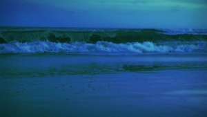 海滩边汹涌的海浪15秒视频