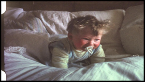 婴儿在床上怀旧照片风格视频8秒视频