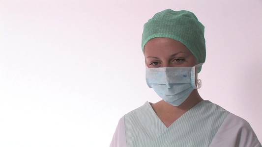 戴口罩的医护人员[毛线帽]视频