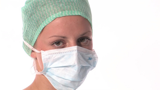 一个带着医学口罩的女人[毛线帽]视频