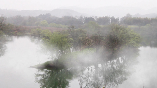 云烟缭绕的湖中小岛视频