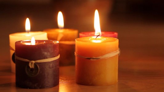 燃烧的蜡烛祈祷[虔诚地]视频