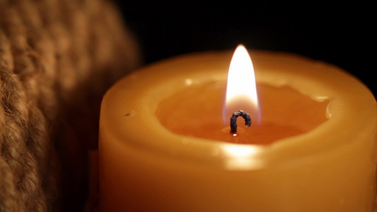 蜡烛在燃烧[烛芯]视频
