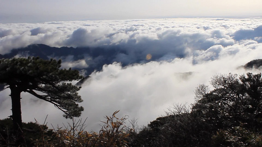 云层穿过山视频