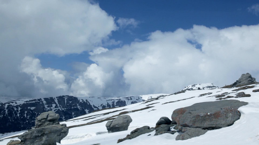 蓝天下的高山雪景视频